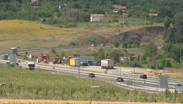 Жители на околните села сигнализират за липсващи отбивки и опасни