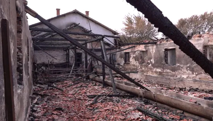 Огънят унищожи покрива на училище и ферма заради техническите проблеми