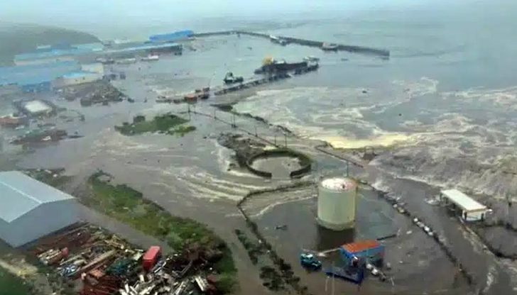 300 души са евакуирани, а кораби са отнесени в моретоМощни