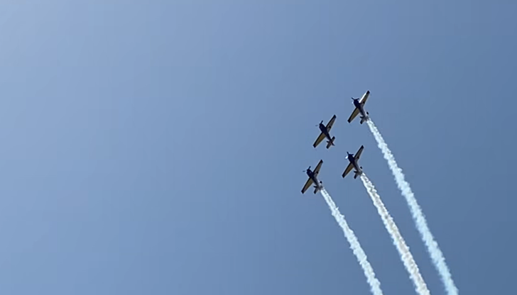 Акробатични пилоти от Румъния и парашутни демонстрации впечатлиха зрителите в