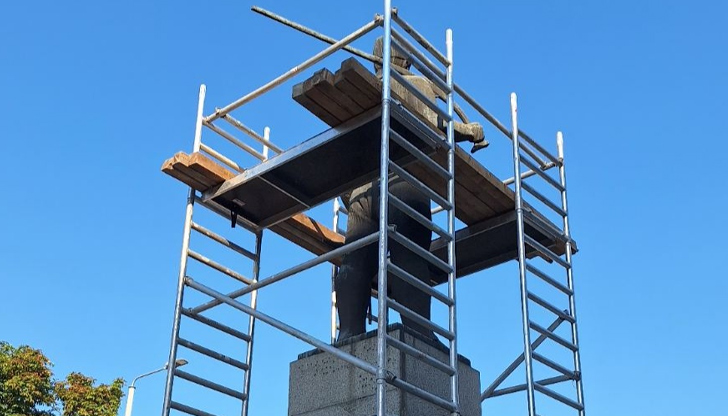 Скелето около монумента е за репликата, която ще бъде издигната