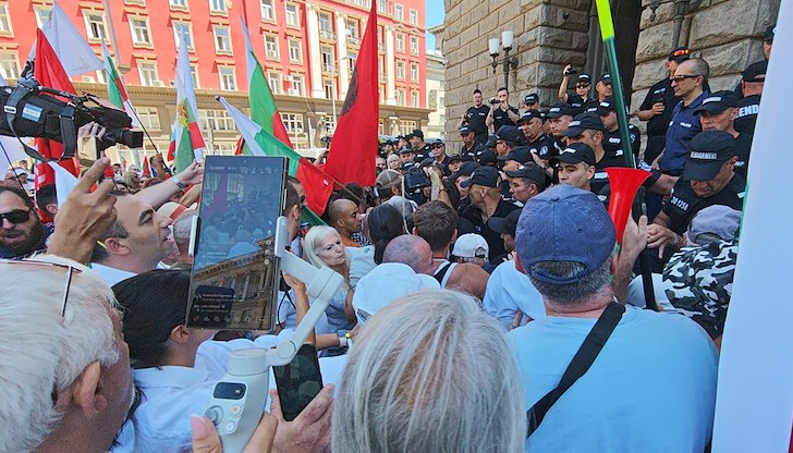 Един човек е задържан, униформеният е транспортиран в болница с