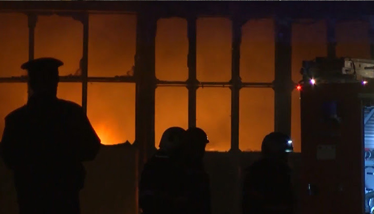 Производствен беше обхванат от пожар през нощтаДежурните екипи на РДПБЗН