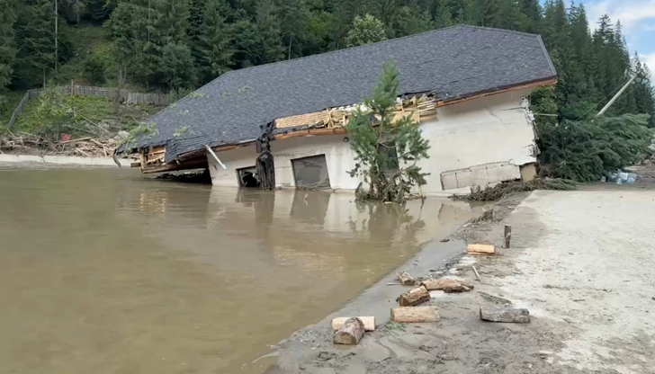 Броят на жертвите нарасна до трима души, докато Гърция продължава