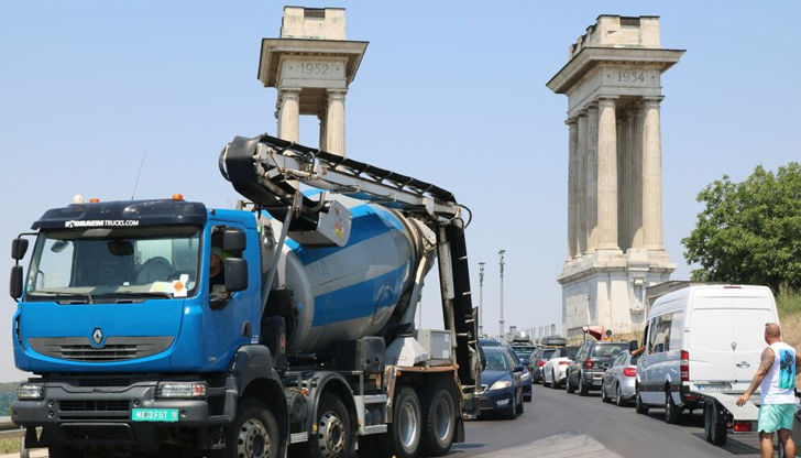 Трафикът е интензивен за леки автомобили в двете посокиГраничните контролно-пропускателни