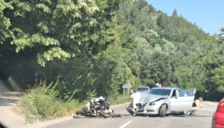Има пострадали, които са транспортирани в болница с линейкаКатастрофа между