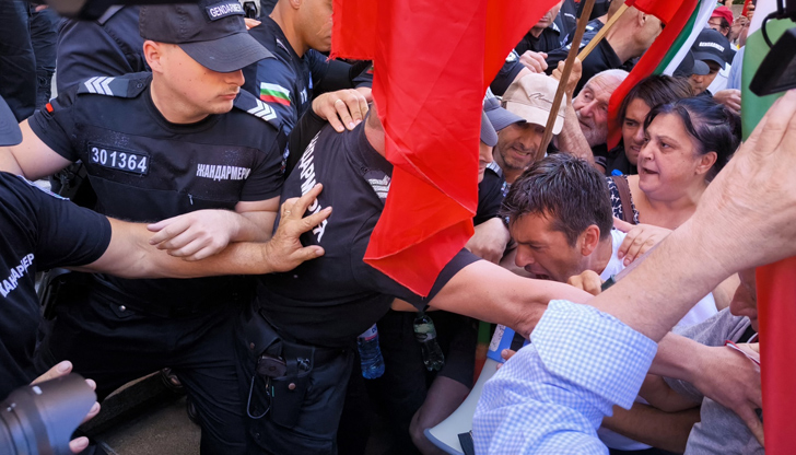 Протестиращи, организирани от партия Възраждане, настояват за запазване на лева