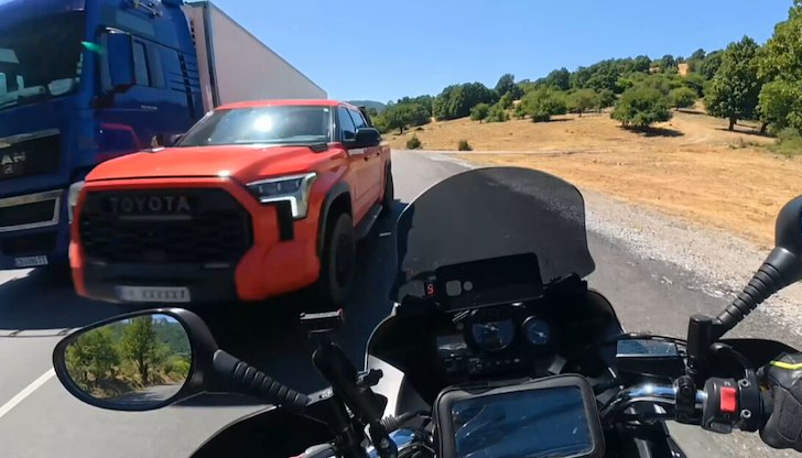 Симеон Ангелов публикува видео как джип навлиза в насрещното платно