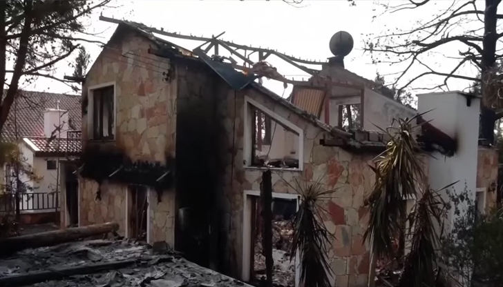 Двама загинаха в изгорял автомобил, евакуирани са 15 села в