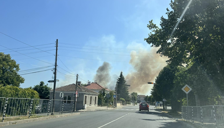 Задимяването е силно, включени са пет екипа на пожарната службаСухи