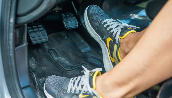 Много шофьори държат крака си постоянно на педала, което води