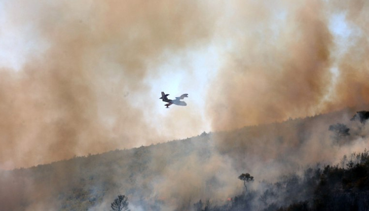 Пламъците се разпространяват към популярния курорт ПахисМащабен горски пожар продължава