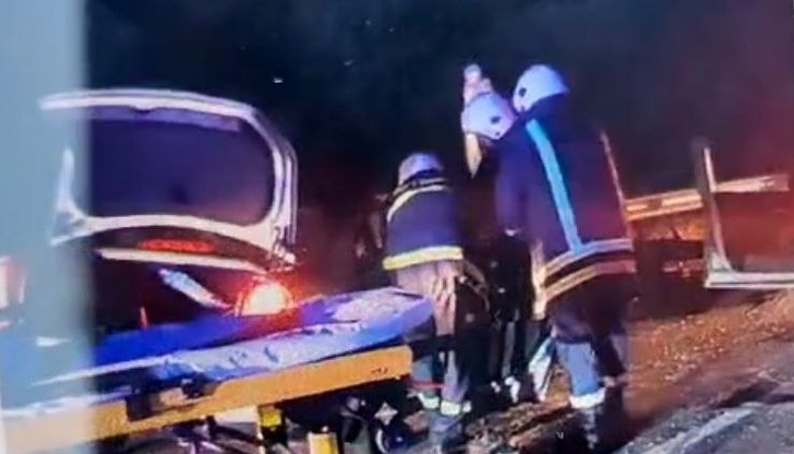 Ударили са се два леки автомобила, в които са пътували