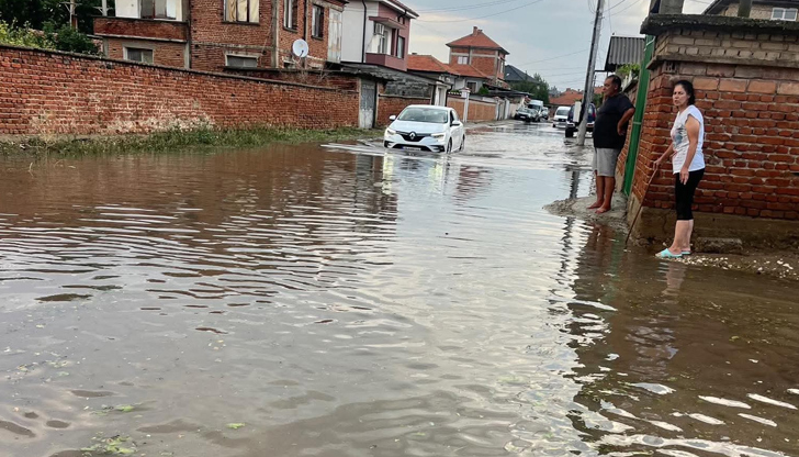 Паднали дървета блокираха пътища, пожарната и общинското предприятие работят по
