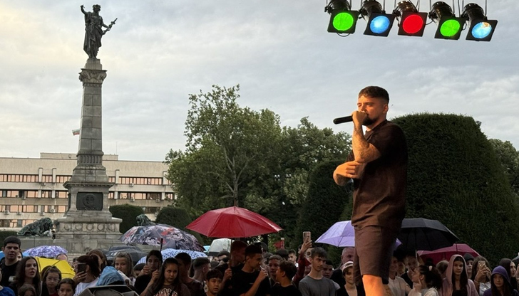 Криско и Мом4ето създадоха магия за младите в РусеВъпреки дъждовното