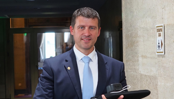 Колите са облепени с лепенки срещу Борисов и ПеевскиДепутатът от