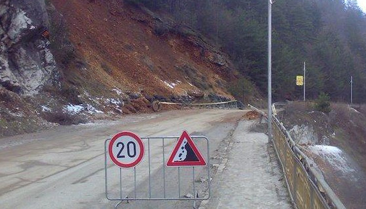 Защитната мрежа не спряла скалите от най-високата част на склонаСкална
