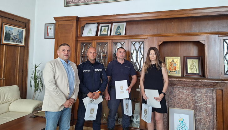 Валентин Христов връчи благодарствени грамоти на тримата служителиКметът на Плевен