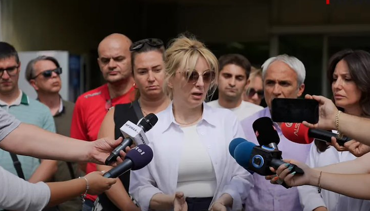 Нападателите са я ритали и заплашвали с убийство пред полицаитеКметицата