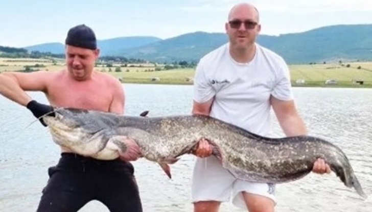 Христо Кръстев се бори с водното чудовище заедно с приятеля