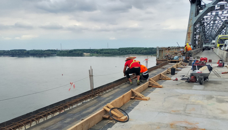 Приключи поставянето на 44 мостови отводнителя и се продължава с