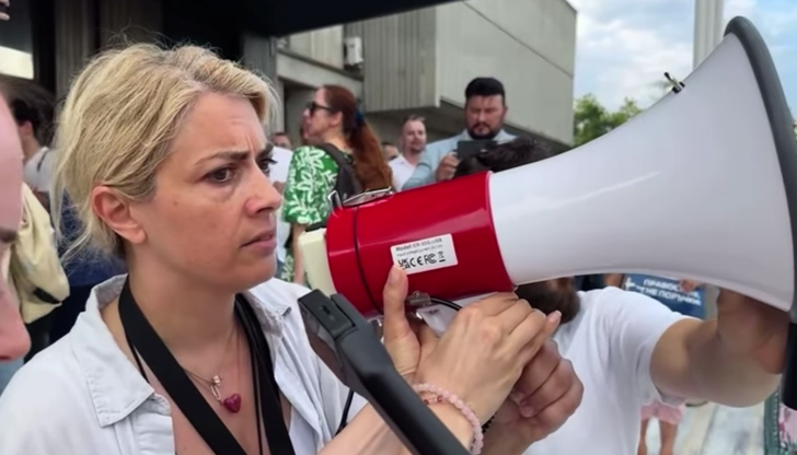 Младата жена се обърна към протестиращите с остри думи за