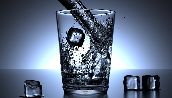 Експерти развенчават митовете за чудодейната вода с високо рНПиенето на