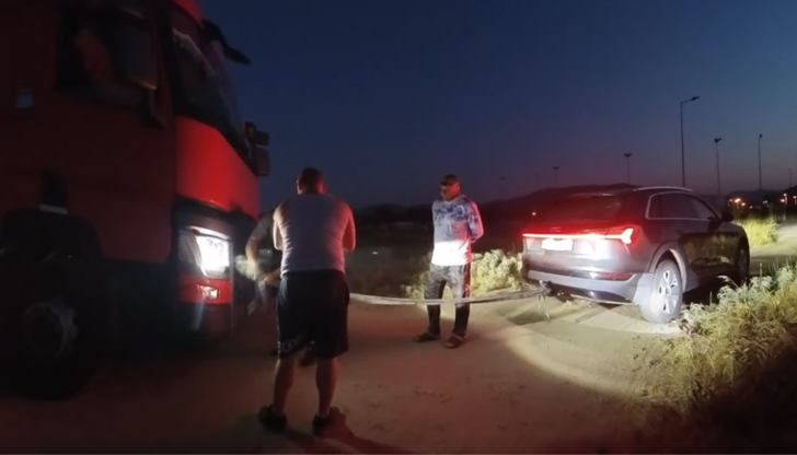 Тео помогна с джипа си на шофьора, докато ловеше сафриди