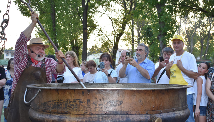 Популярният готвач получи приз Отличен кулинарен дюлгер от кмета на