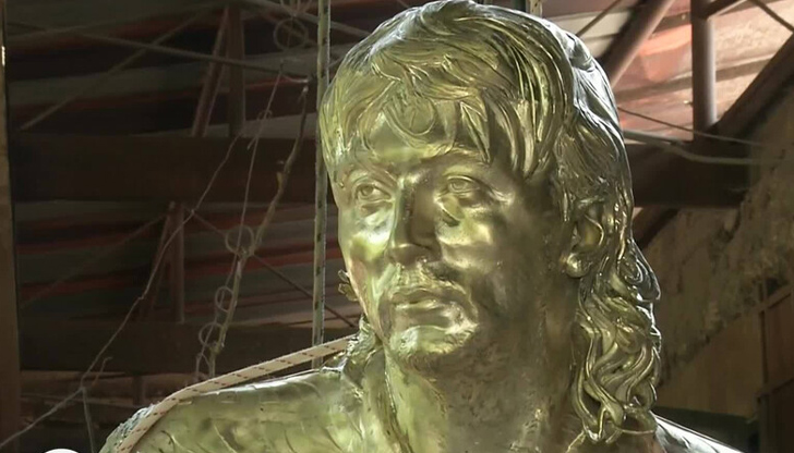 Монументът от бронз ще се издигне пред стадион Ивайло във