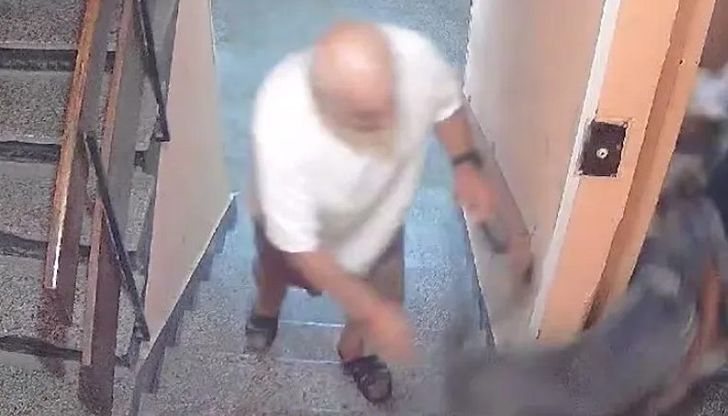 Инцидентът е заснет от камера за наблюдение в жилищен блок