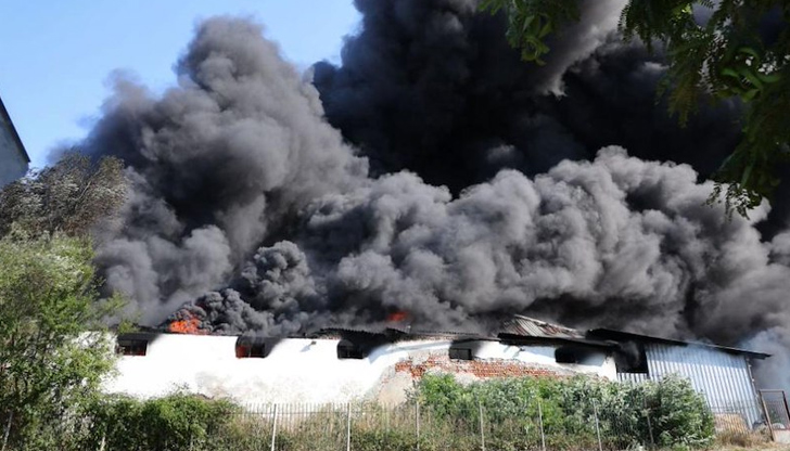 Пожарът е локализиран, но тлеещите огнища продължават да отделят опасни