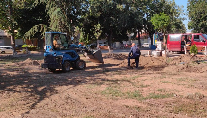 Автоматичното поливане ще обслужва трите тревни площи около чешмата със