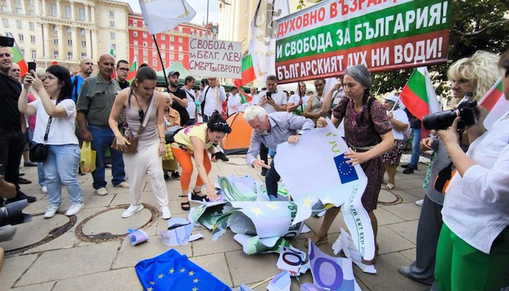 Демонстрации на Възраждане и гражданската инициатива Будители се провеждат пред