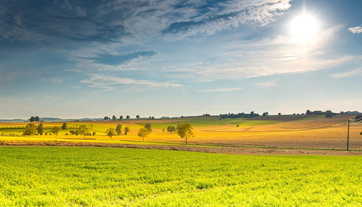 Облачността намалява до слънчево, умерен вятър от запад-северозападЗахлаждането продължава и