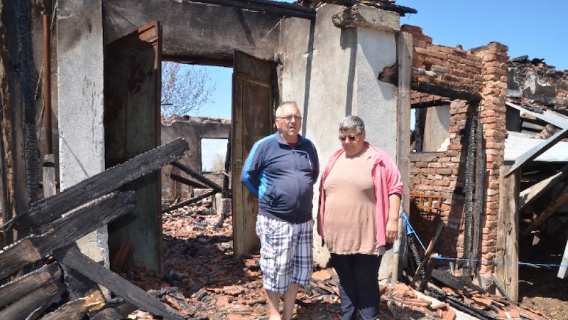 Изгоряха кравефермата, 20 кошера с пчели и 3000 бали сено