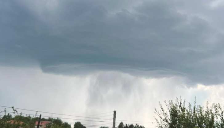 Проливен дъжд залива улиците, НИМХ предупреждава за интензивни валежи в