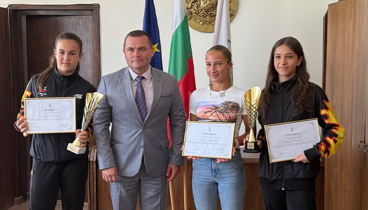 Никол Нунева, Мария Недева и Емма Ганева получиха награди от