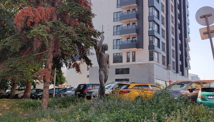 По творбата има следи от опити да се реже бронзаПокрита