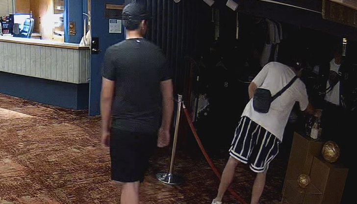 Кадрите показват как двама мъже напускат с продукт без да