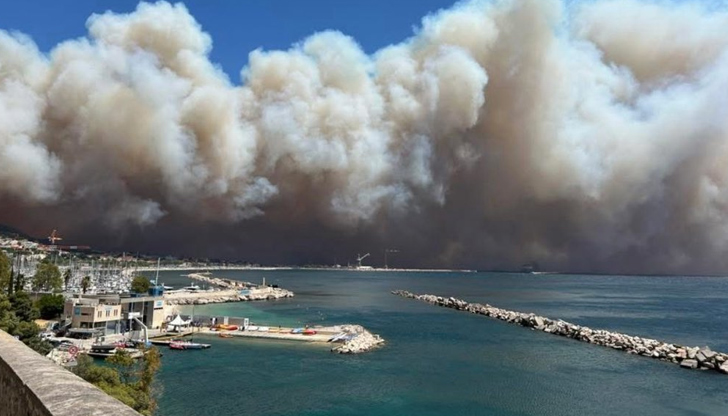 Около 450 души са евакуирани, а дим и пепел изпълниха