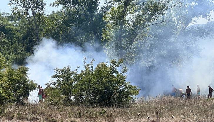 Цигара предизвика пожар край плаж ГрадинаПожар избухна днес на паркинга