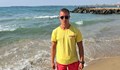 Обраха спасител, докато рискува живота си в бурното море