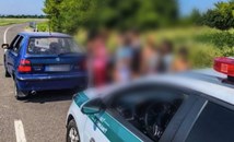 Полицаи спряха Skoda Felicia с 18 души вътре