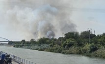 Пожар в Румъния създава опасност за корабите по Дунава