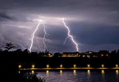 Силна буря връхлетя Созопол и Равадиново наводнени улици в КитенСилна