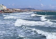 Спасителите поставят червен флаг по цялото ЧерномориеБурното море по българското