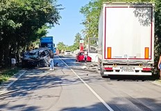 Инцидентът между ТИР и лек автомобил блокира движението на изхода