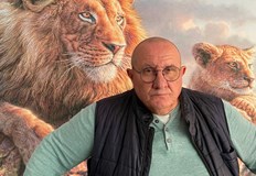 Актьорът само си е прещипал пръста на крака на вратата