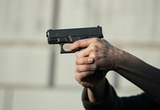 48 годишен мъж доброволно предаде оръжието на полицията започва разследване за